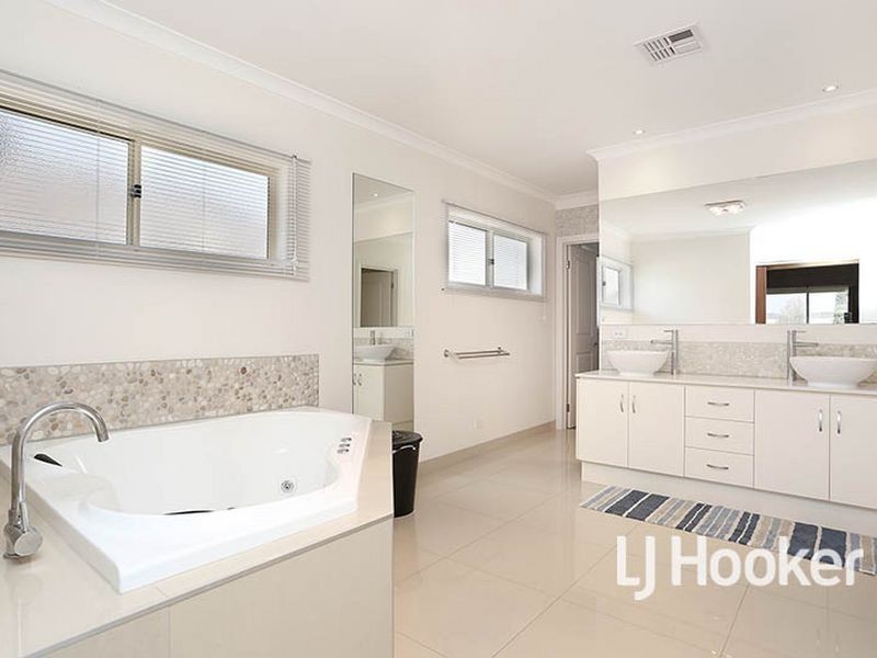 7 Viewbank Court, Sanctuary Lakes VIC 3030