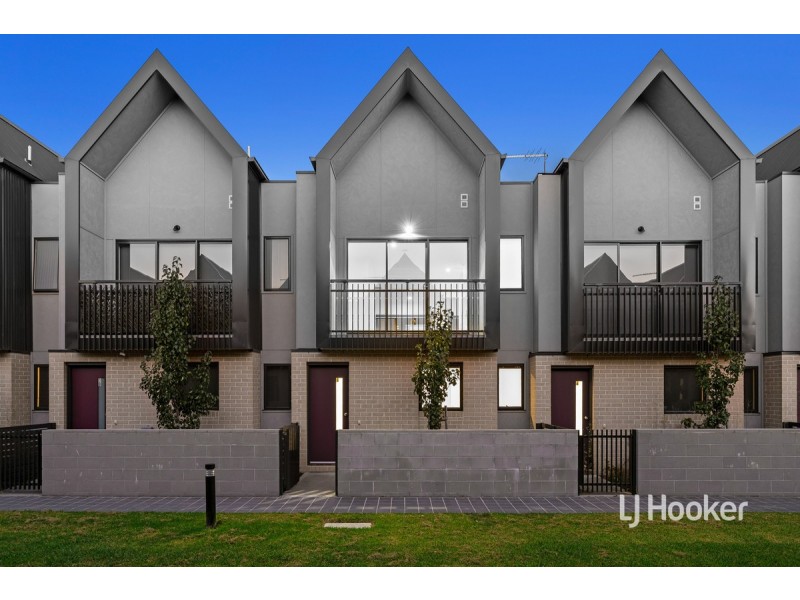 8 Ripplebrook Walk, Pakenham VIC 3810