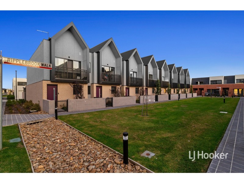 8 Ripplebrook Walk, Pakenham VIC 3810