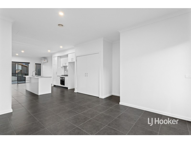 8 Ripplebrook Walk, Pakenham VIC 3810