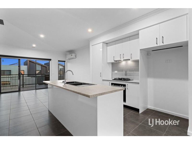 8 Ripplebrook Walk, Pakenham VIC 3810