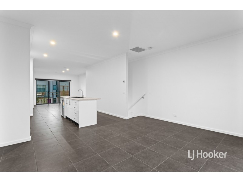 8 Ripplebrook Walk, Pakenham VIC 3810