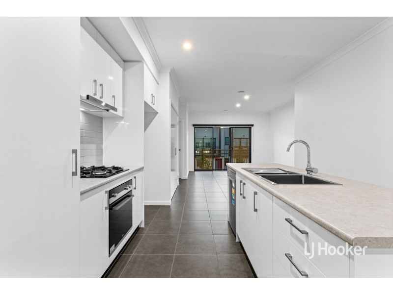 8 Ripplebrook Walk, Pakenham VIC 3810