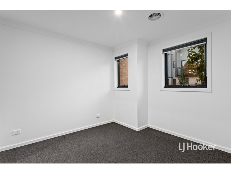 8 Ripplebrook Walk, Pakenham VIC 3810