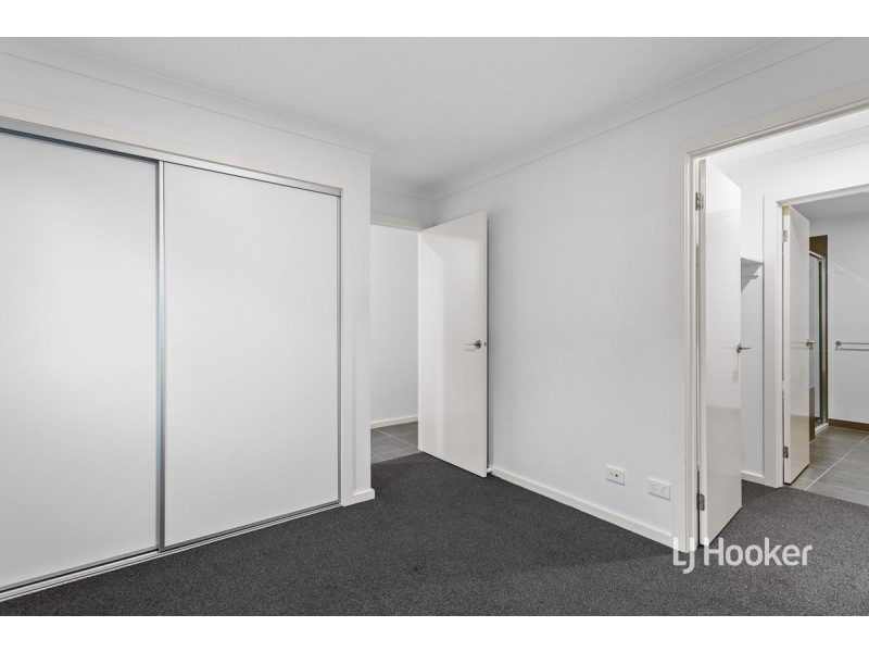 8 Ripplebrook Walk, Pakenham VIC 3810