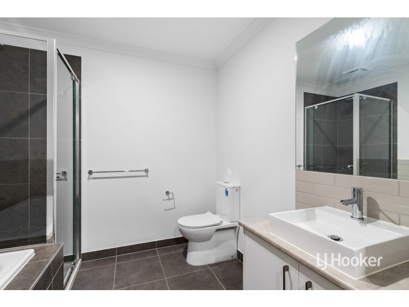 8 Ripplebrook Walk, Pakenham VIC 3810