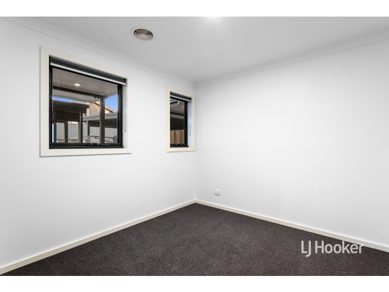 8 Ripplebrook Walk, Pakenham VIC 3810