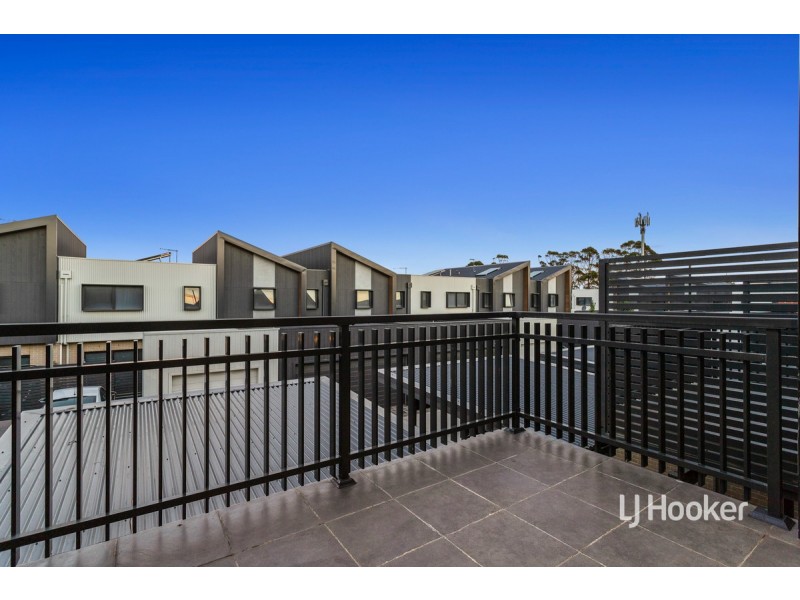 8 Ripplebrook Walk, Pakenham VIC 3810