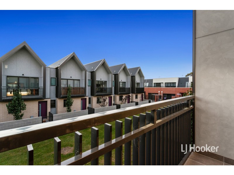 8 Ripplebrook Walk, Pakenham VIC 3810