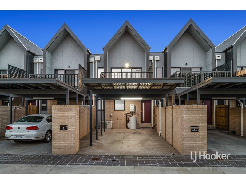 8 Ripplebrook Walk, Pakenham VIC 3810