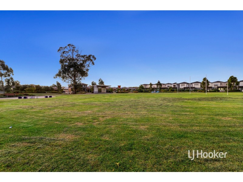 8 Ripplebrook Walk, Pakenham VIC 3810