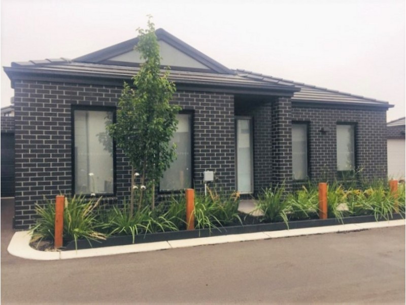 2/47 Waterhaven Boulevard, Point Cook VIC 3030