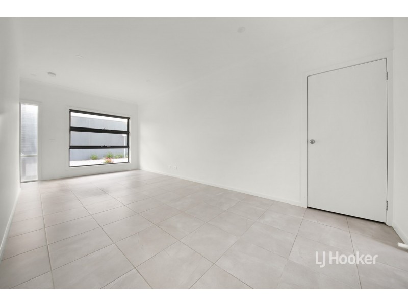 24 Cassius Circuit, Cranbourne North VIC 3977