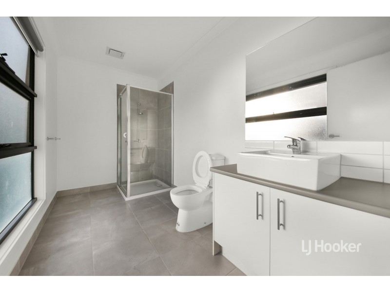 24 Cassius Circuit, Cranbourne North VIC 3977