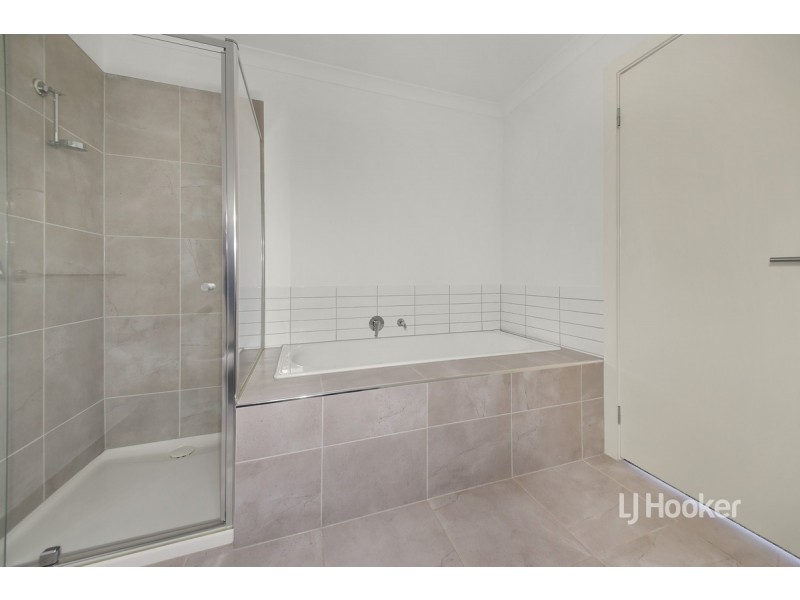 24 Cassius Circuit, Cranbourne North VIC 3977