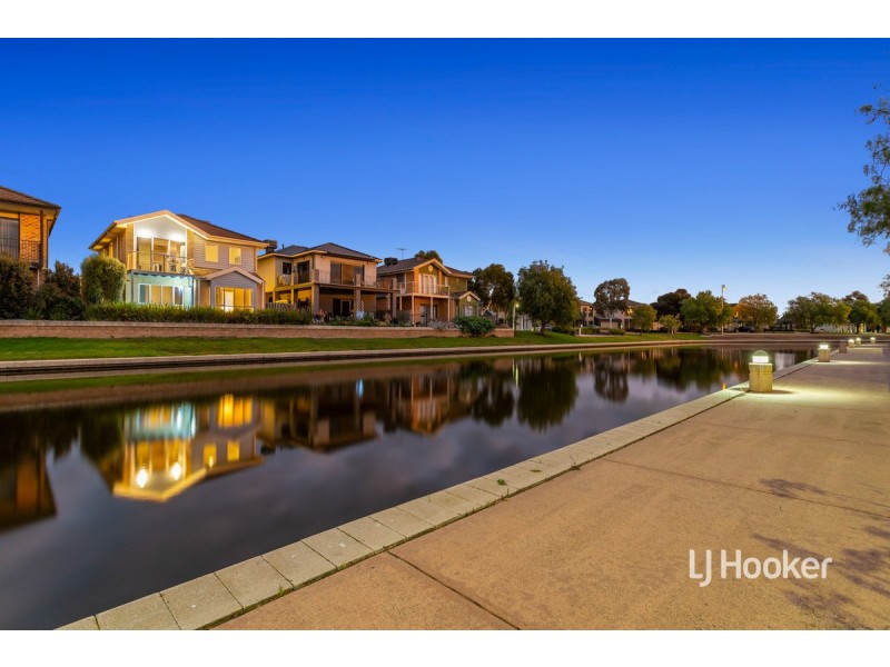 20 Sandy Point Road, Sanctuary Lakes VIC 3030