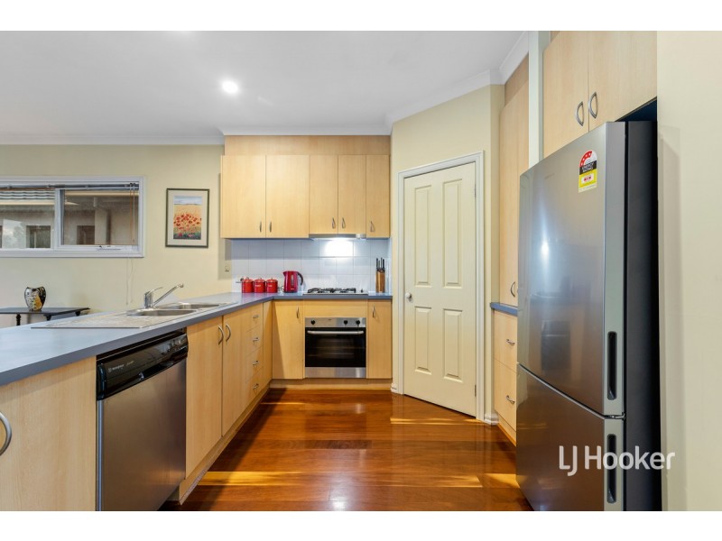 20 Sandy Point Road, Sanctuary Lakes VIC 3030