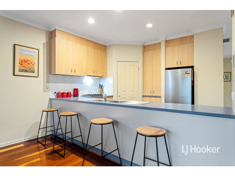 20 Sandy Point Road, Sanctuary Lakes VIC 3030