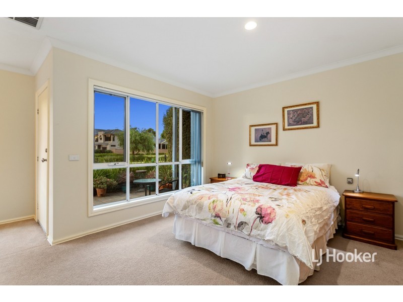 20 Sandy Point Road, Sanctuary Lakes VIC 3030