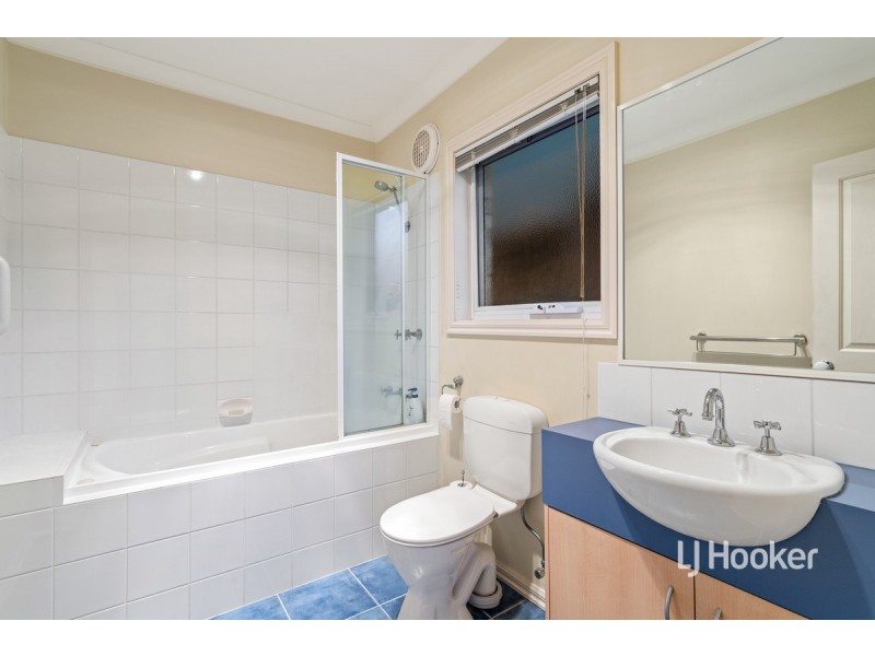 20 Sandy Point Road, Sanctuary Lakes VIC 3030