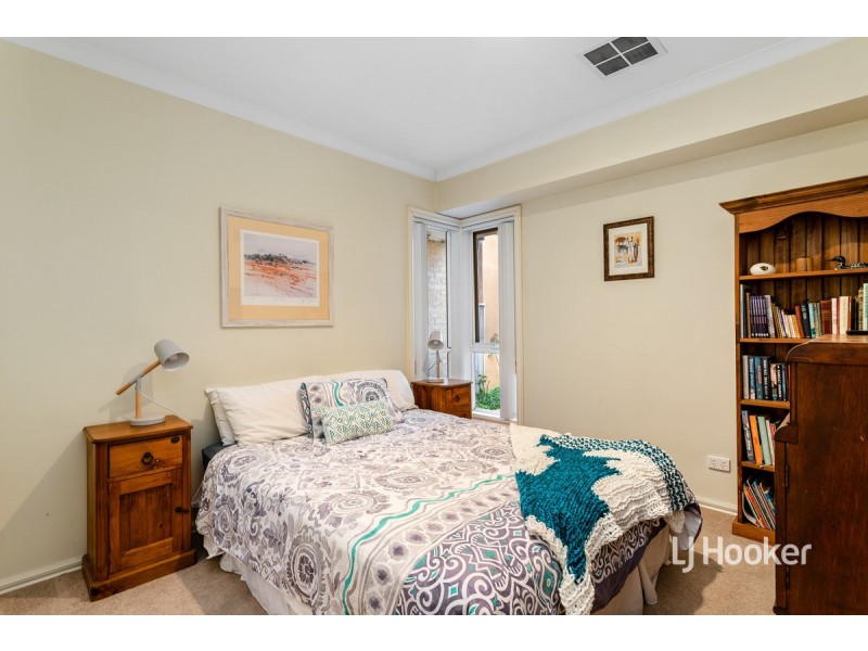 20 Sandy Point Road, Sanctuary Lakes VIC 3030