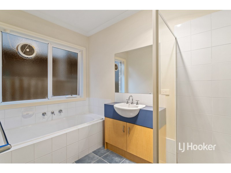 20 Sandy Point Road, Sanctuary Lakes VIC 3030