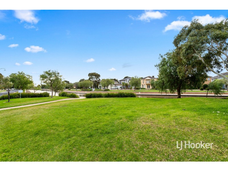 20 Sandy Point Road, Sanctuary Lakes VIC 3030