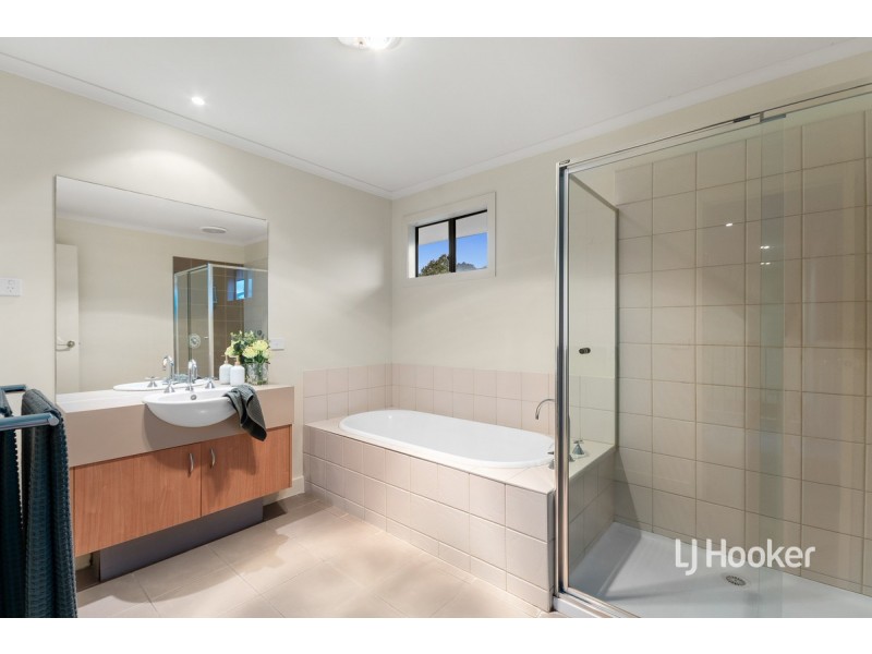 128 Sanctuary Lakes South Boulevard, Sanctuary Lakes VIC 3030