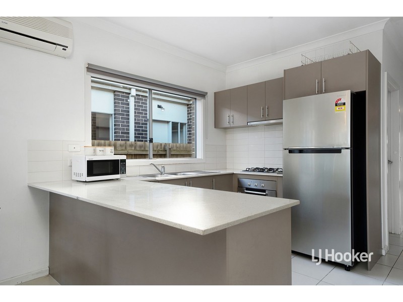 2/14 Harness Court, Truganina VIC 3029