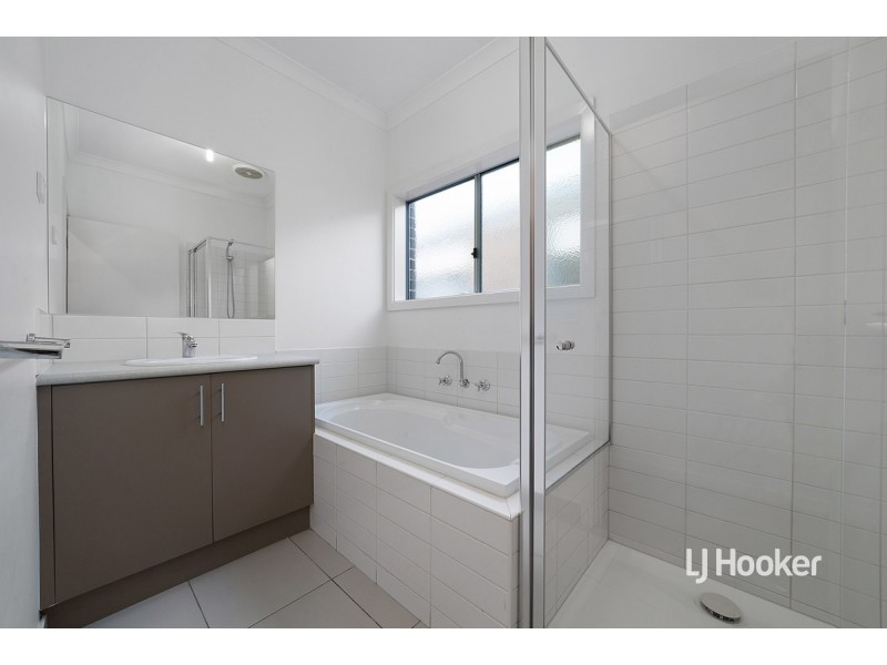 2/14 Harness Court, Truganina VIC 3029