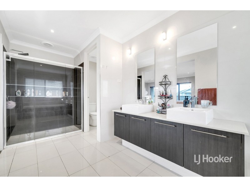 10 Kingsford Drive, Point Cook VIC 3030