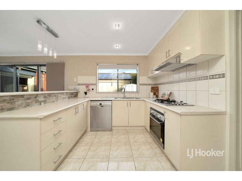15 Finchley Park Crescent, Tarneit VIC 3029