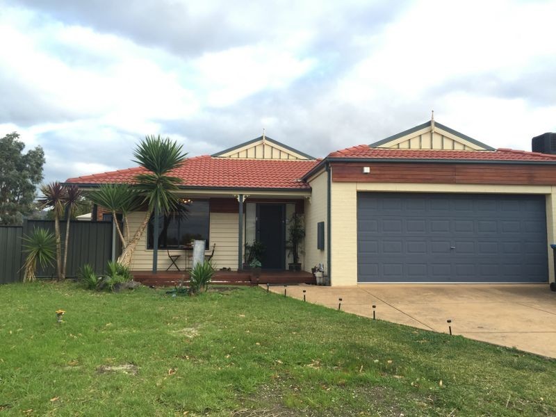 33 May Gibbs Circle, Point Cook VIC 3030