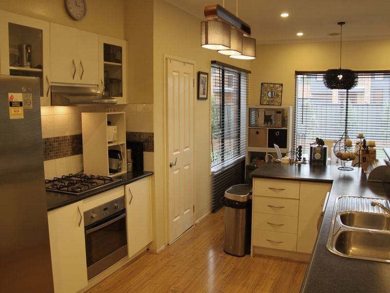 33 May Gibbs Circle, Point Cook VIC 3030