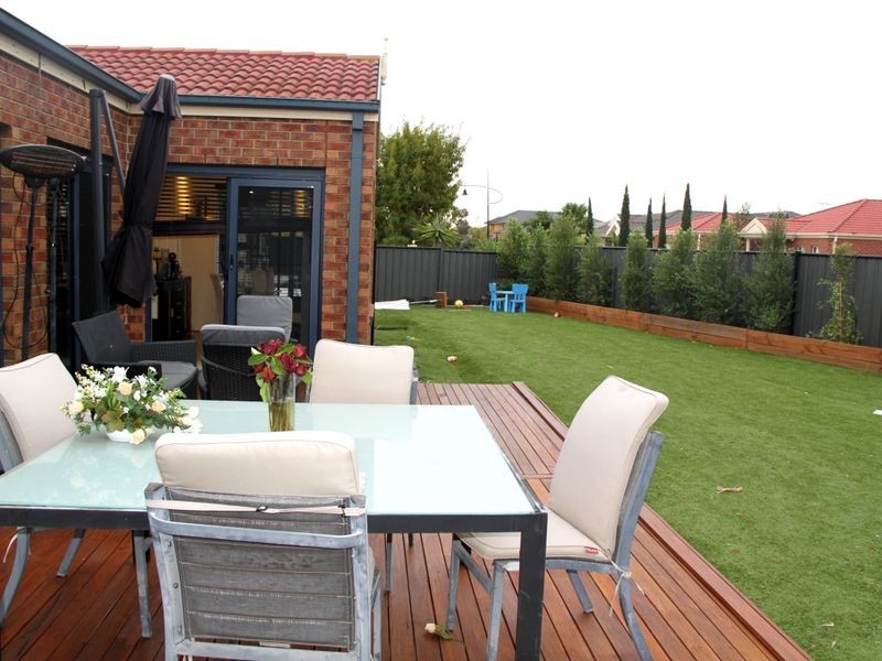 33 May Gibbs Circle, Point Cook VIC 3030