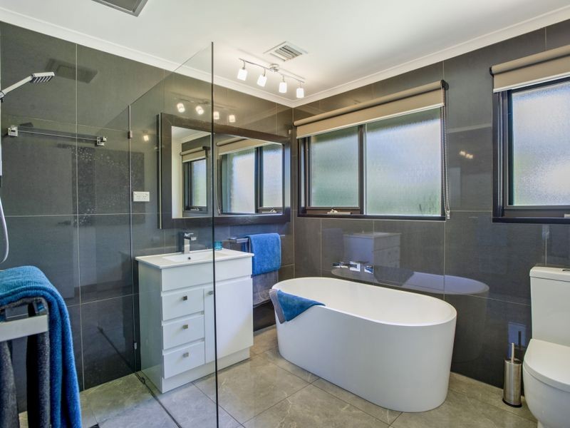 8 Royal Court, Altona Meadows VIC 3028