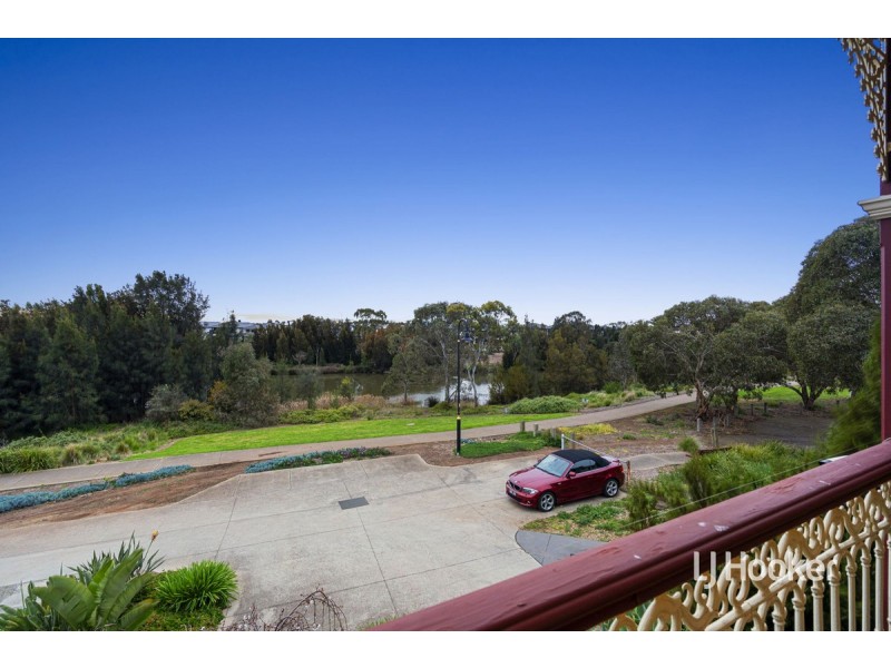 18 Kerford Crescent, Point Cook VIC 3030