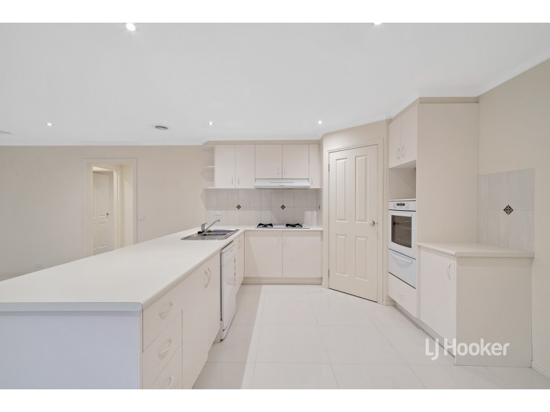 12 Monterey Bay Drive, Sanctuary Lakes VIC 3030