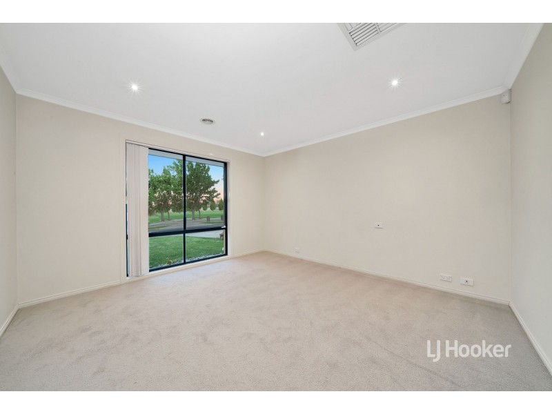 12 Monterey Bay Drive, Sanctuary Lakes VIC 3030