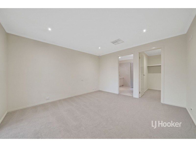 12 Monterey Bay Drive, Sanctuary Lakes VIC 3030