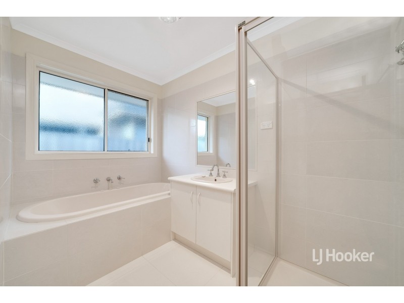 12 Monterey Bay Drive, Sanctuary Lakes VIC 3030