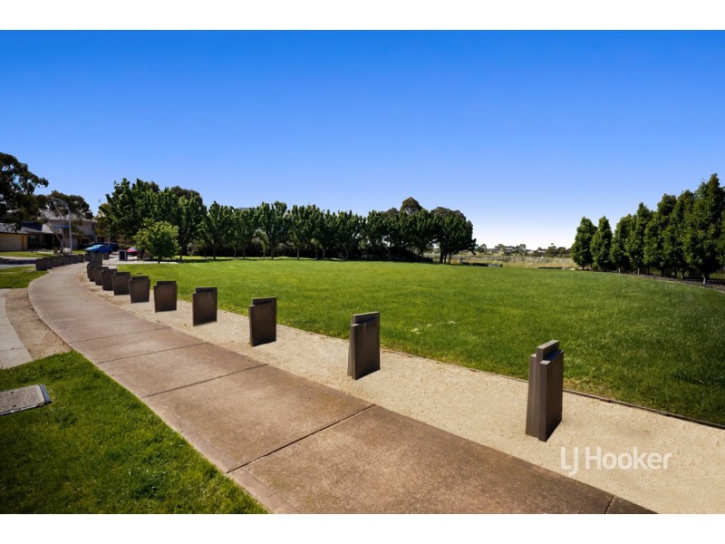 12 Monterey Bay Drive, Sanctuary Lakes VIC 3030
