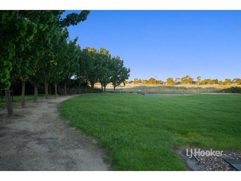12 Monterey Bay Drive, Sanctuary Lakes VIC 3030