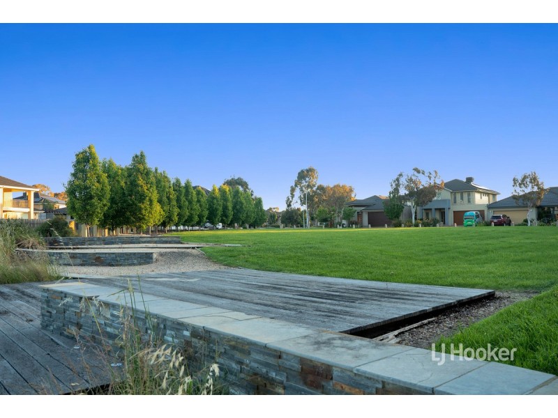 12 Monterey Bay Drive, Sanctuary Lakes VIC 3030