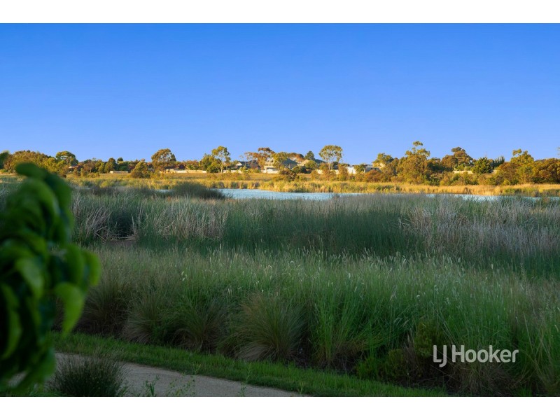 12 Monterey Bay Drive, Sanctuary Lakes VIC 3030