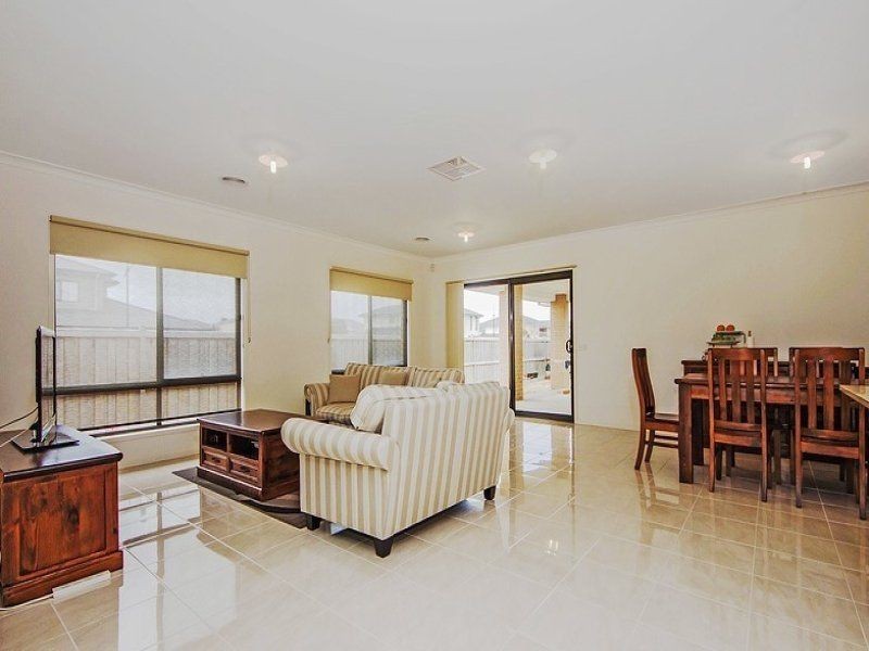 24 Australis Drive, Williams Landing VIC 3027