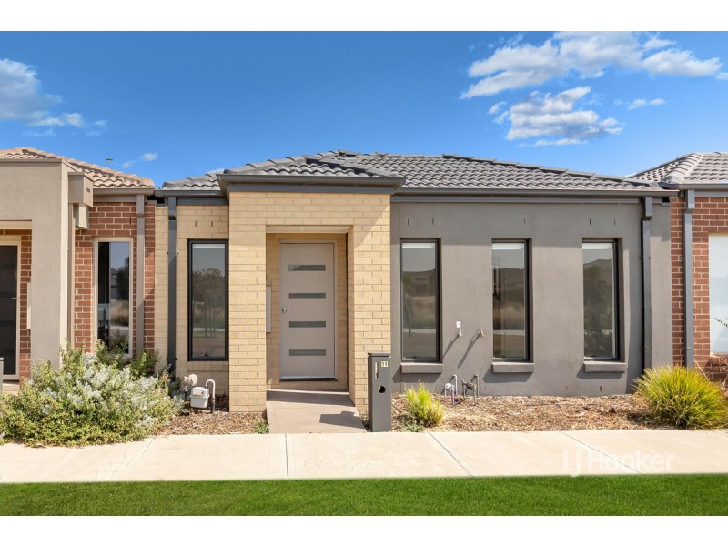 19 Fox Walk, Truganina VIC 3029