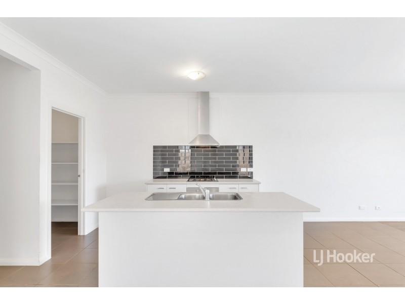 19 Fox Walk, Truganina VIC 3029