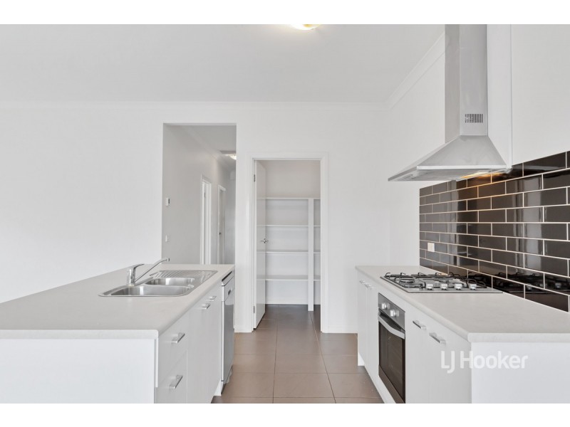 19 Fox Walk, Truganina VIC 3029