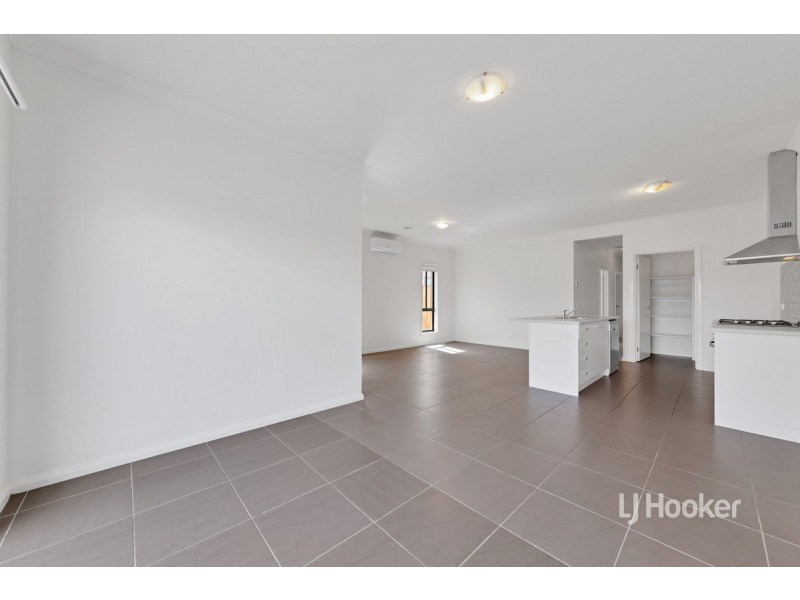 19 Fox Walk, Truganina VIC 3029